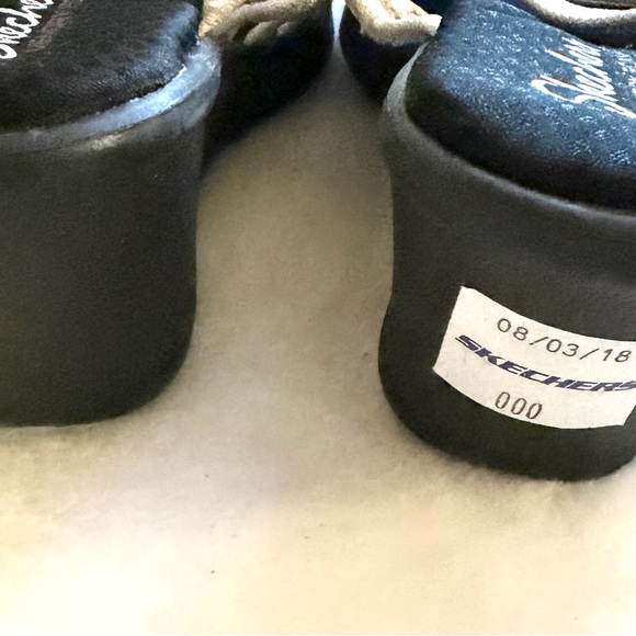 NEW! Skechers Memory Foam Silver Embellished Multi-Strap Wedge Sandals Size 7.5 - Picture 4 of 7